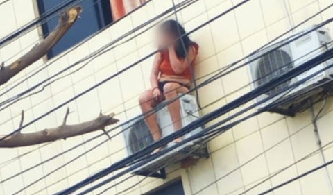 Mujer en aire acondicionado