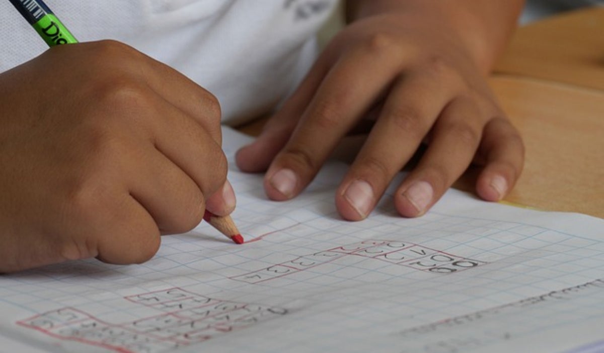Niña estudiando: cuándo empiezan las vacaciones de fin de año del colegio