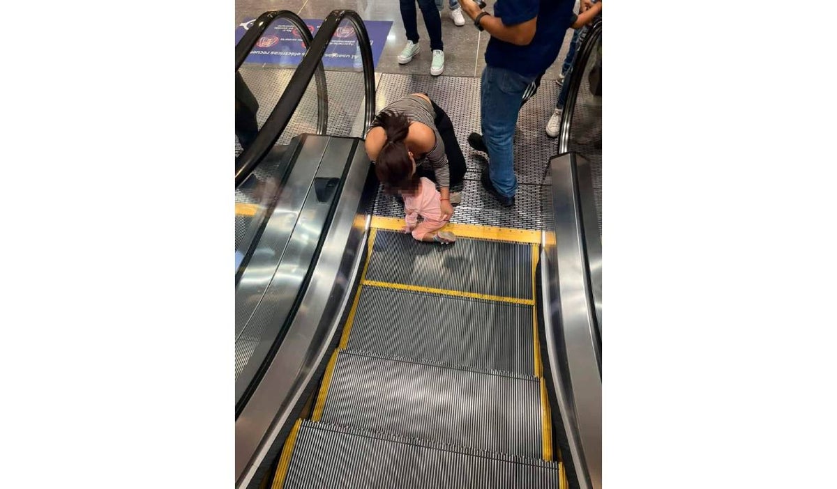 Niña sufre accidente en escaleras eléctricas de centro comercial