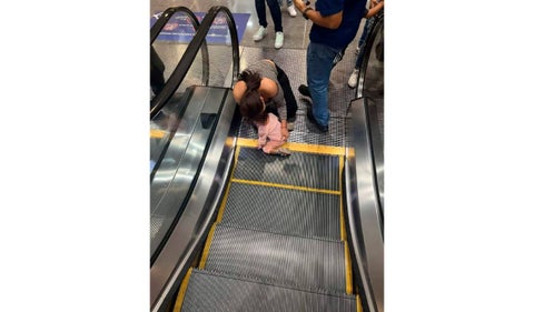 Niña sufre accidente en escaleras eléctricas de centro comercial