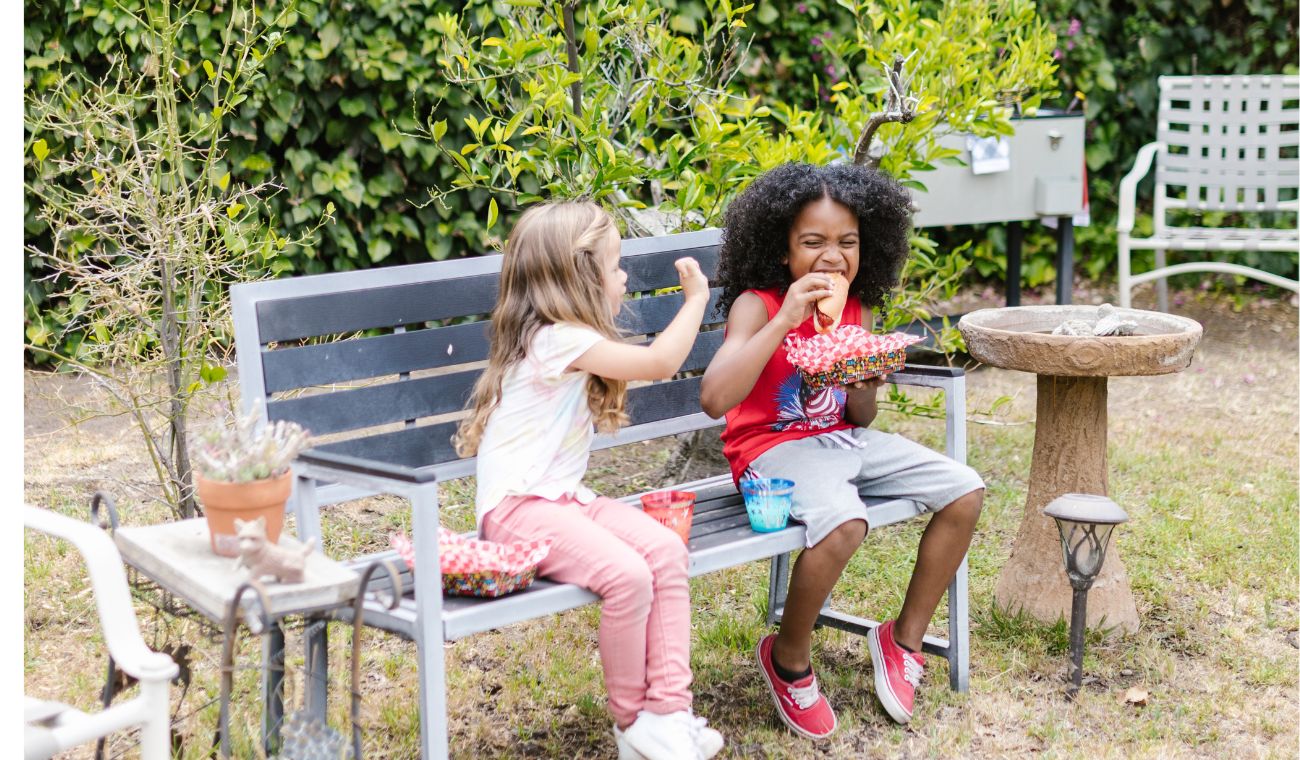 Niños comiendo