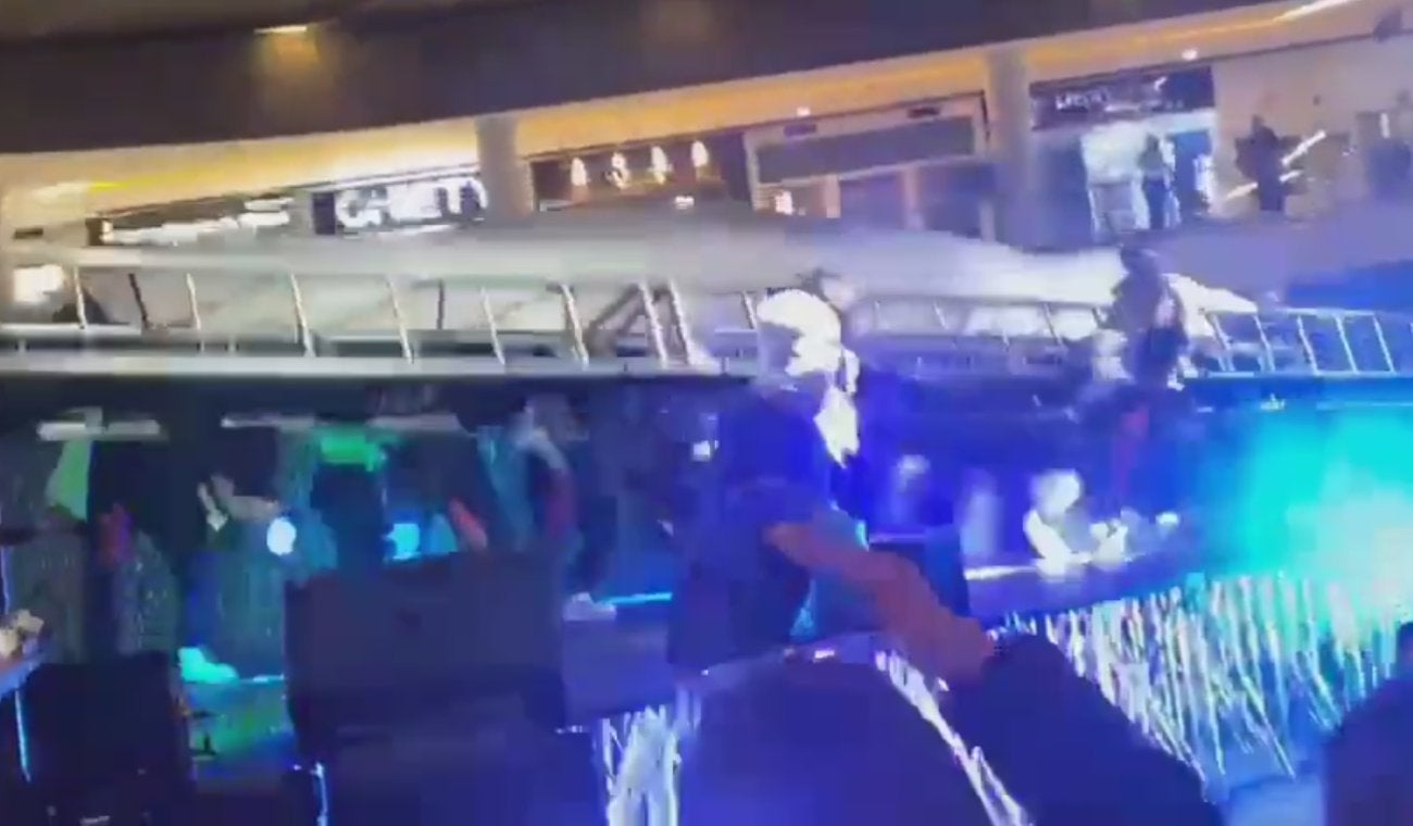 Accidente en Salitre Plaza. Estructura cae sobre bailarines