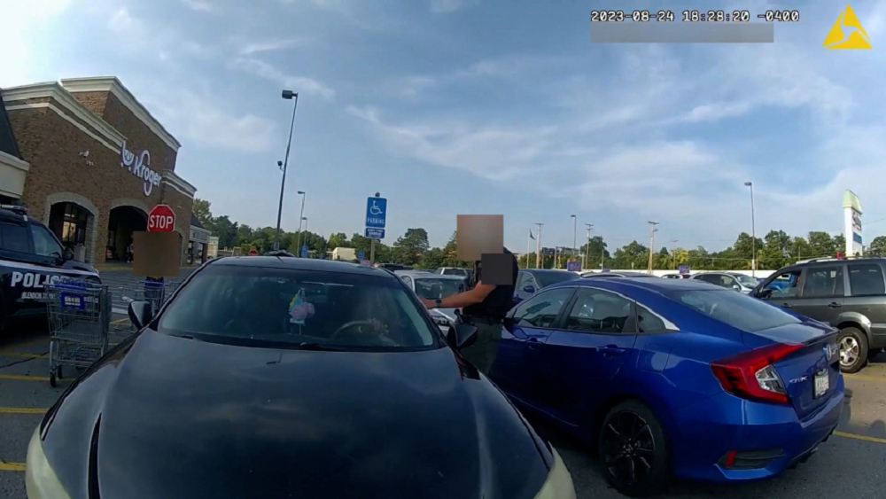 Policía disparando a tiros a una mujer negra embarazada