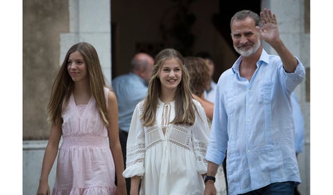 Princesa Leonor caminando junto al rey Felipe, su papá
