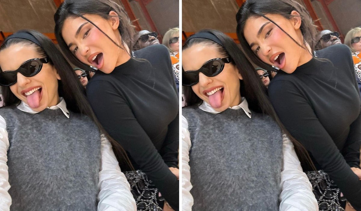 Rosalía y Kylie Jenner durante el desfile de Prada en la semana de la moda en París 2023