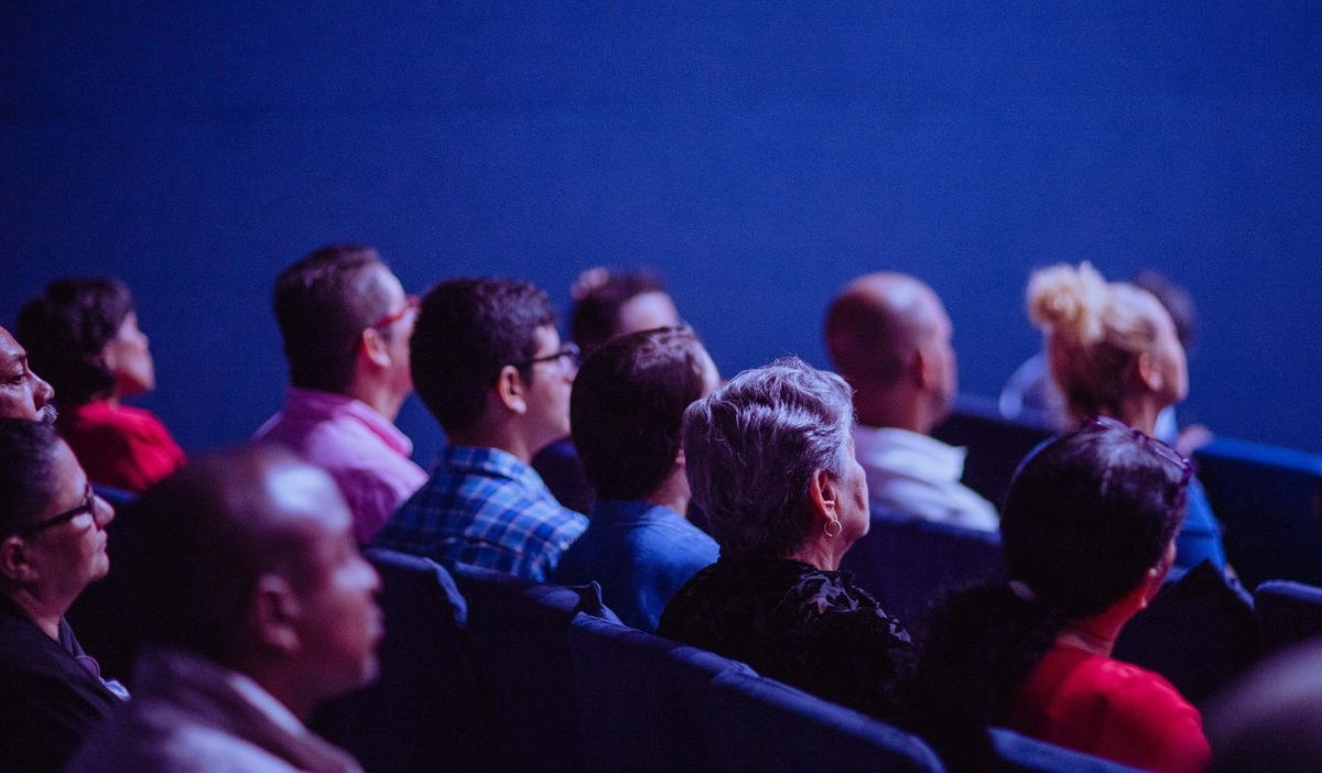 Semana del cine en Bogotá-personas en el cine