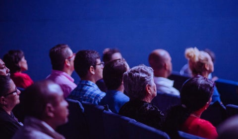 Semana del cine en Bogotá-personas en el cine