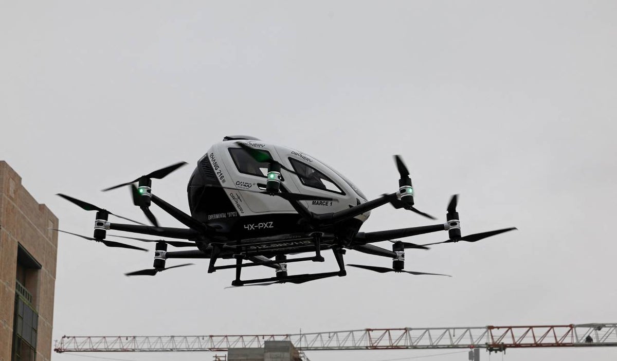 Taxi aéreo sobrevuela Jerusalén por primera vez
