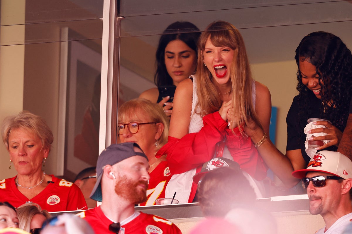 Taylor Swift emocionada durante la primera parte del partido entre el quipo Chicago Bears y el equipo the Kansas City Chiefs el 24 de septiembre de 2023