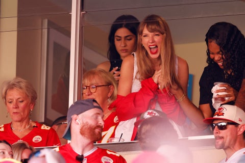 Taylor Swift emocionada durante la primera parte del partido entre el quipo Chicago Bears y el equipo the Kansas City Chiefs el 24 de septiembre de 2023