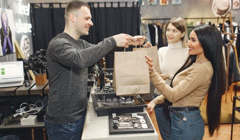 Trabajo en temporada de diciembre: tiendas de ropa
