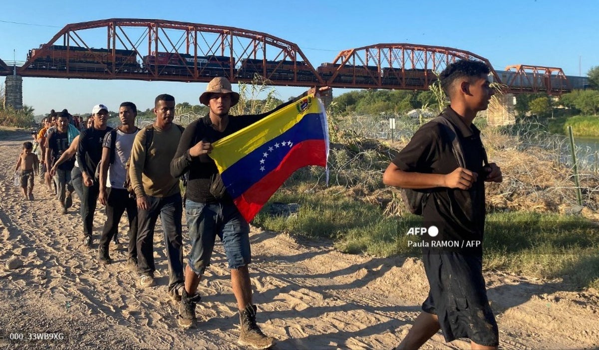 Venezolanos tratan de cruzar a Estados Unidos
