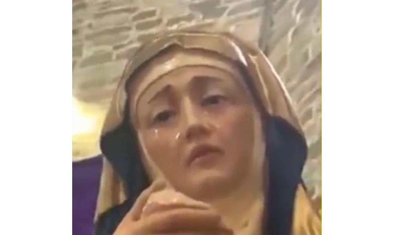 Video muestra estatua de la Virgen María llorando durante una misa en México