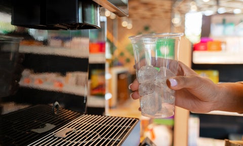Cadena de restaurantes anuncia que quitará dispensadores de gaseosas