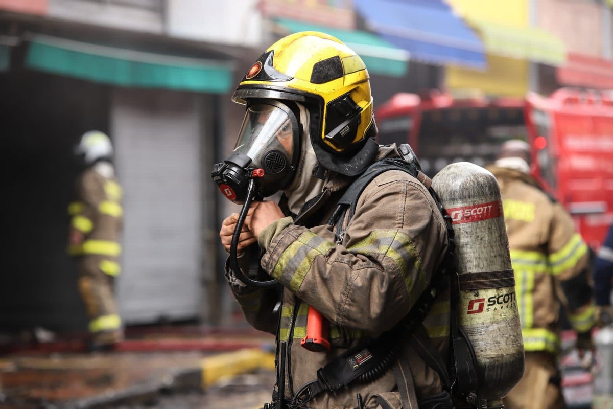 Los bomberos trabajan para controlar la emergencia