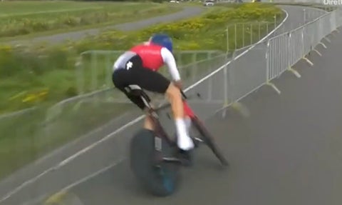 Caída de ciclista en plena carrera: su casco se rompió