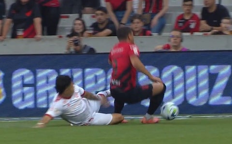 Nicolás Hernández lesiona Vitor Roque en Brasil