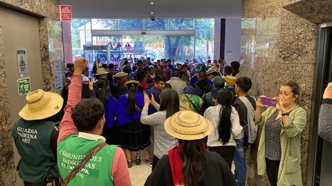Indígenas se tomaron la sede de Revista Semana