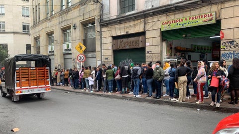 Largas filas y desespero para sacar el pasaporte en Bogotá