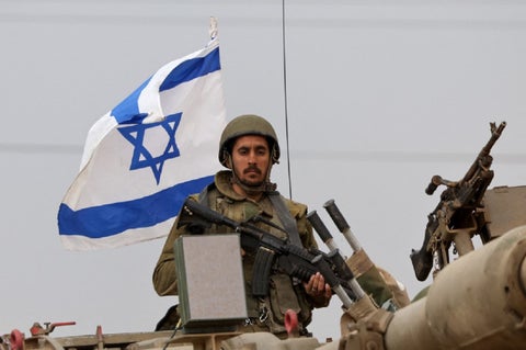 Soldado israelí cerca de la frontera con Gaza.