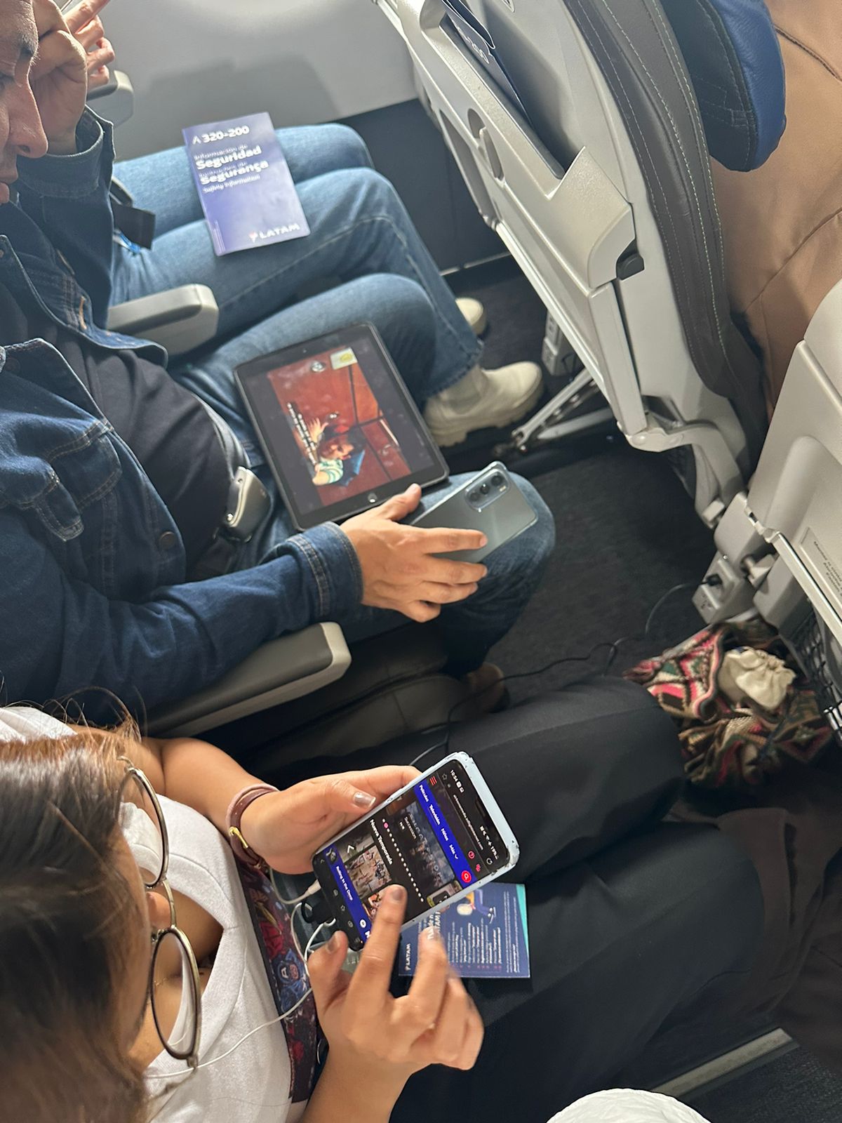 Pasajeros de Latam usando el servicio gratuito de internet