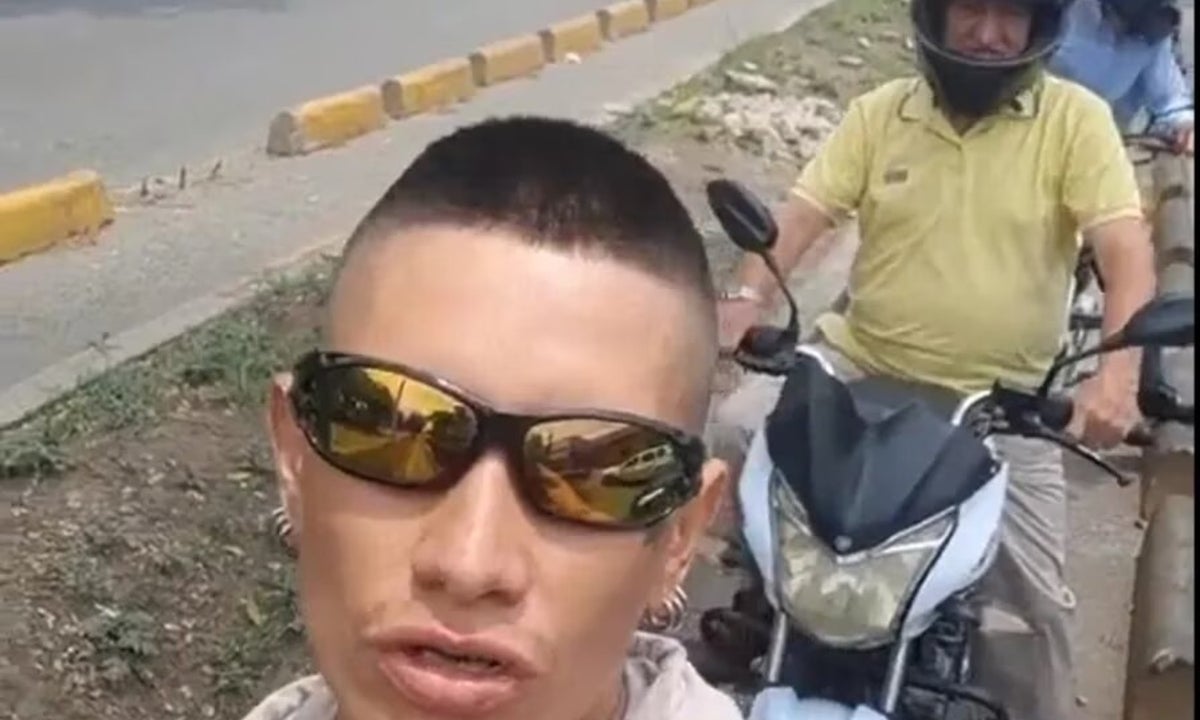 Joven "aborrecido" da lección a motos que van por ciclovía