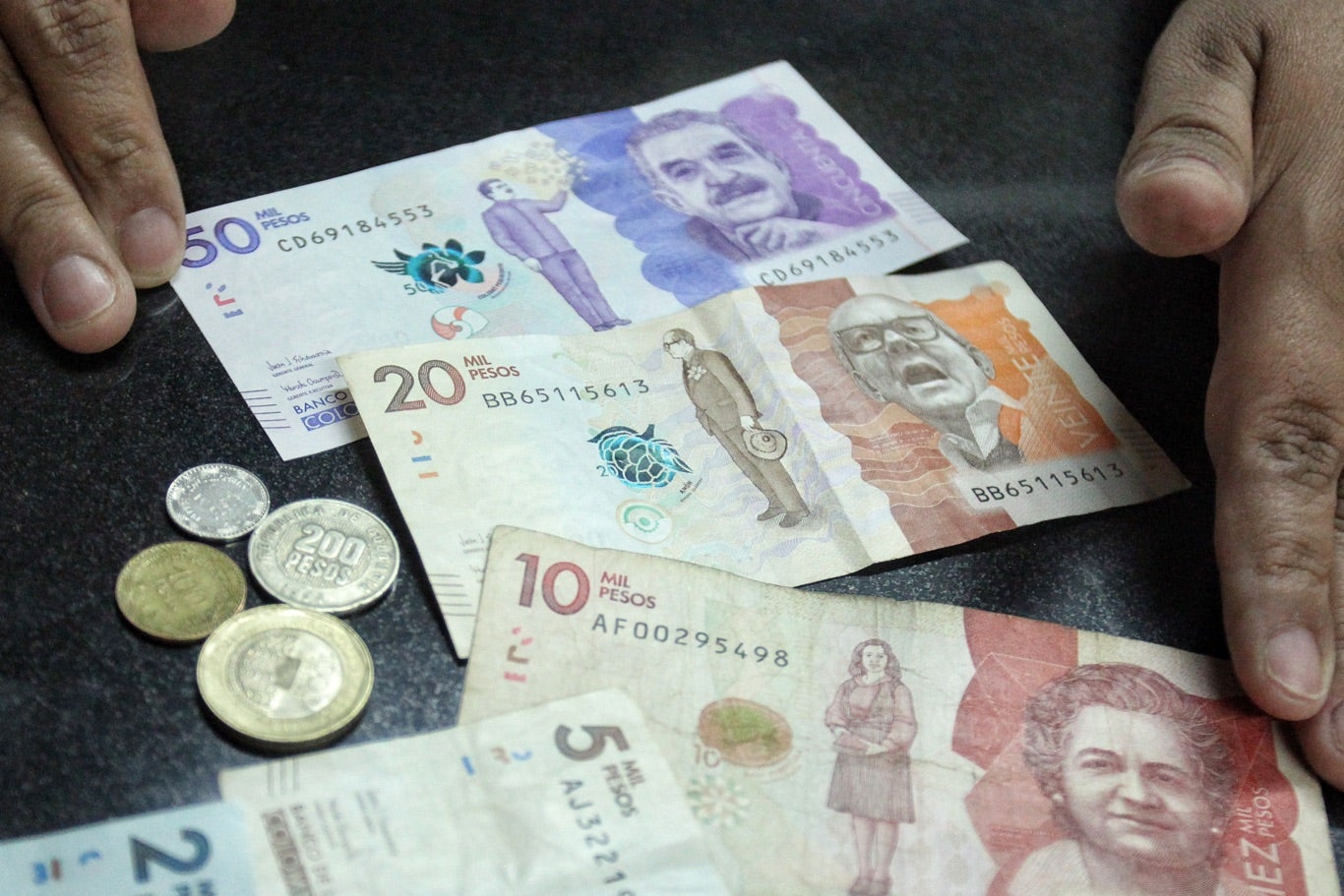 Monedas y Billetes / Monedas / Billetes / Pesos colombianos / Dinero / Plata / Peso Colombiano / Pesos