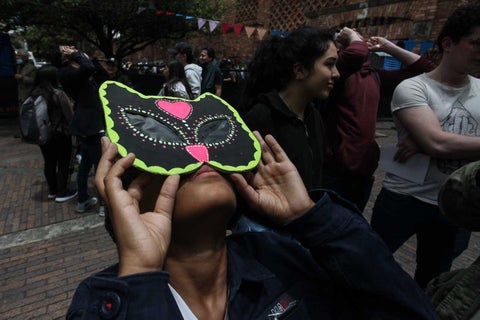Fotos del eclipse solar de este sábado 14 de octubre en el Planetario de Bogotá