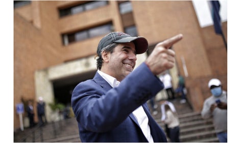 Alejandro Char, alcalde de Barranquilla, fuera de la sede de la Registraduría