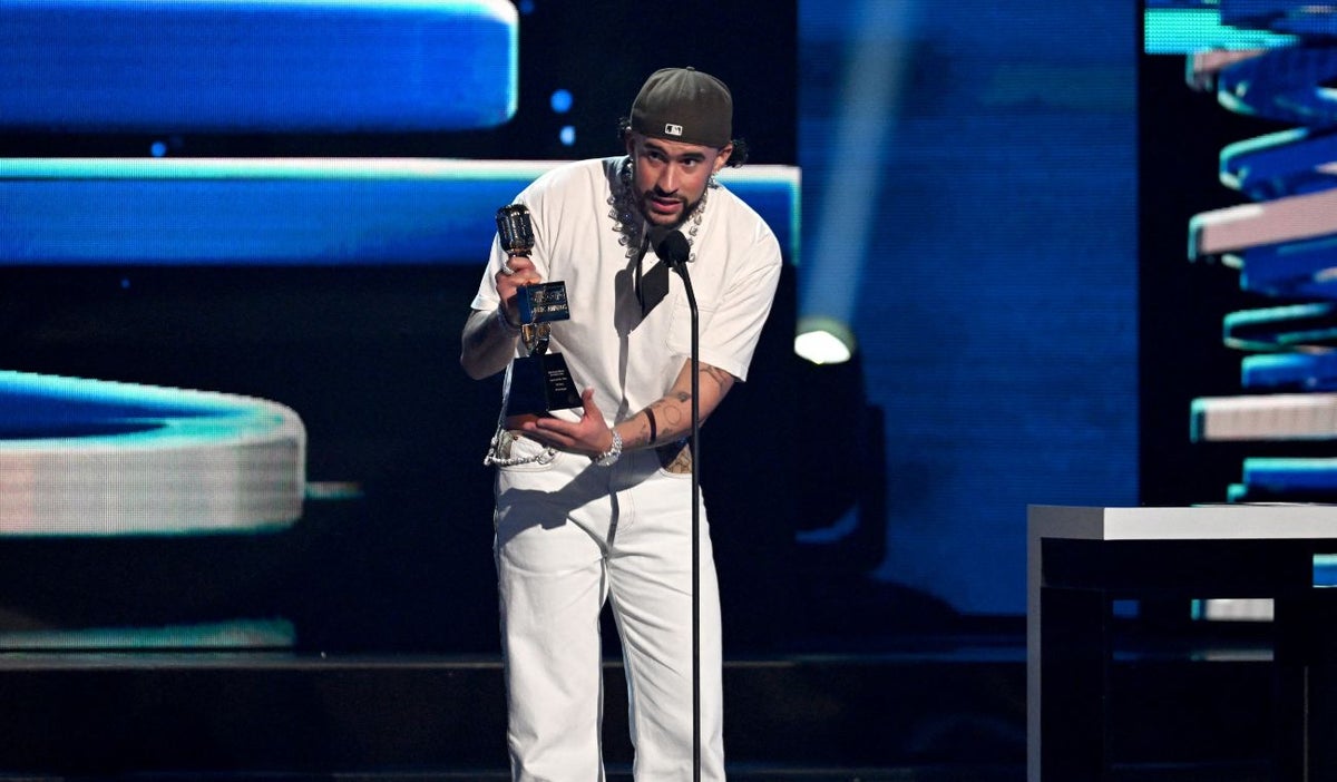 Bad Bunny y sus pantalones en los Billboard