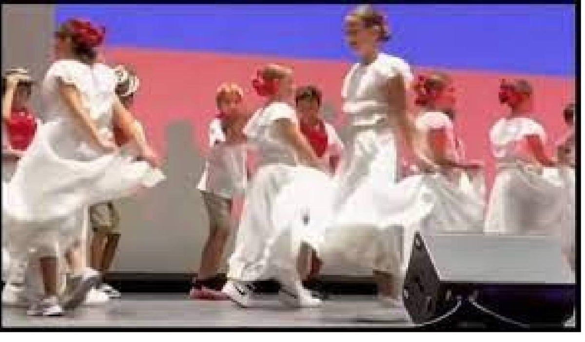 Sasha bailando la pollera colorá