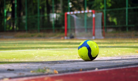 Joven resultó muerto luego de ir detrás de un balón de fútbol