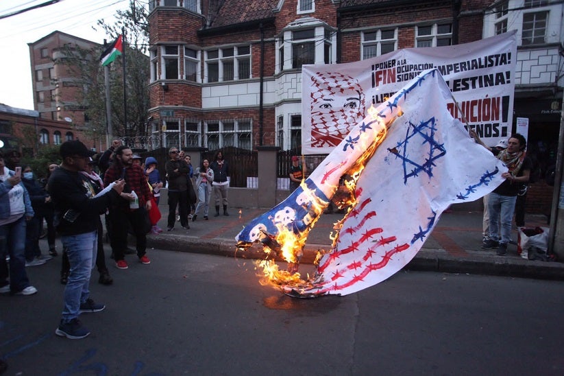 Queman banderas de Israel y Estados Unidos