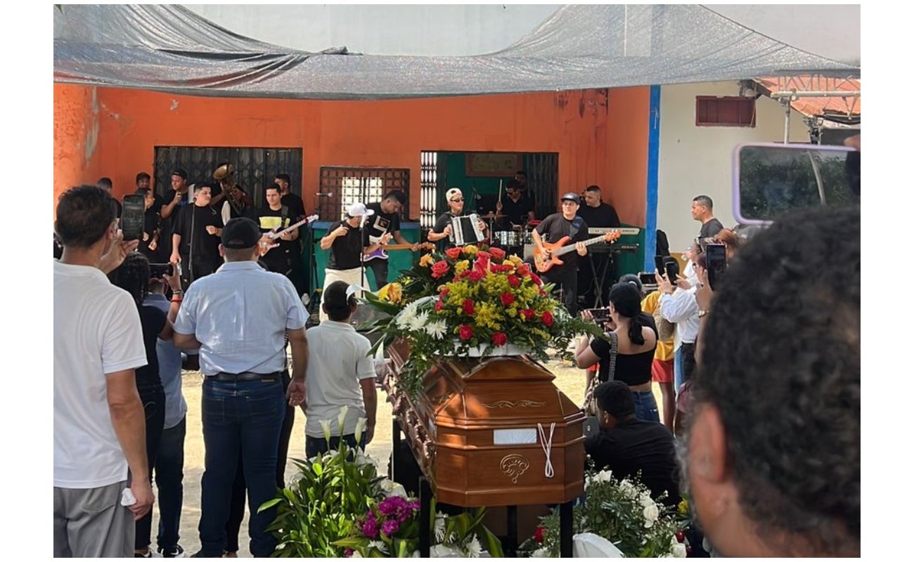 La Banda del 5 tocando en un velorio