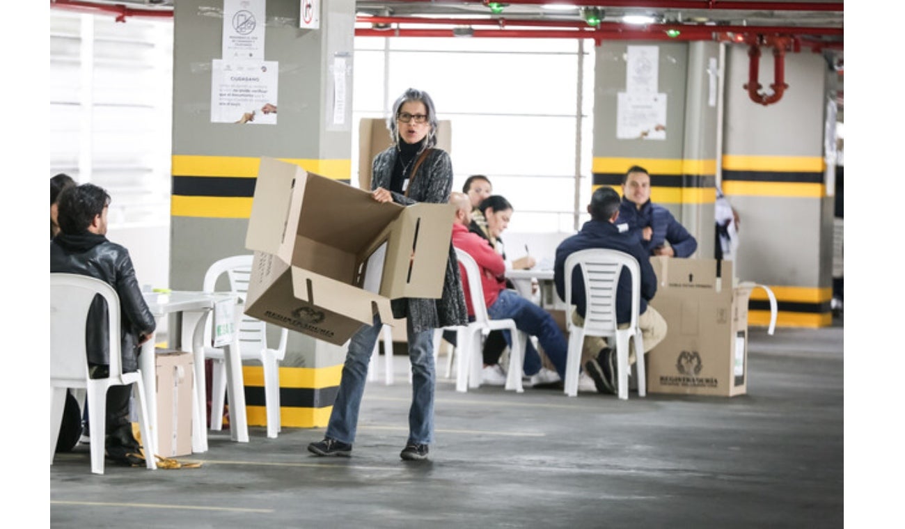 Jurado de votación realizando el conteo de los votos