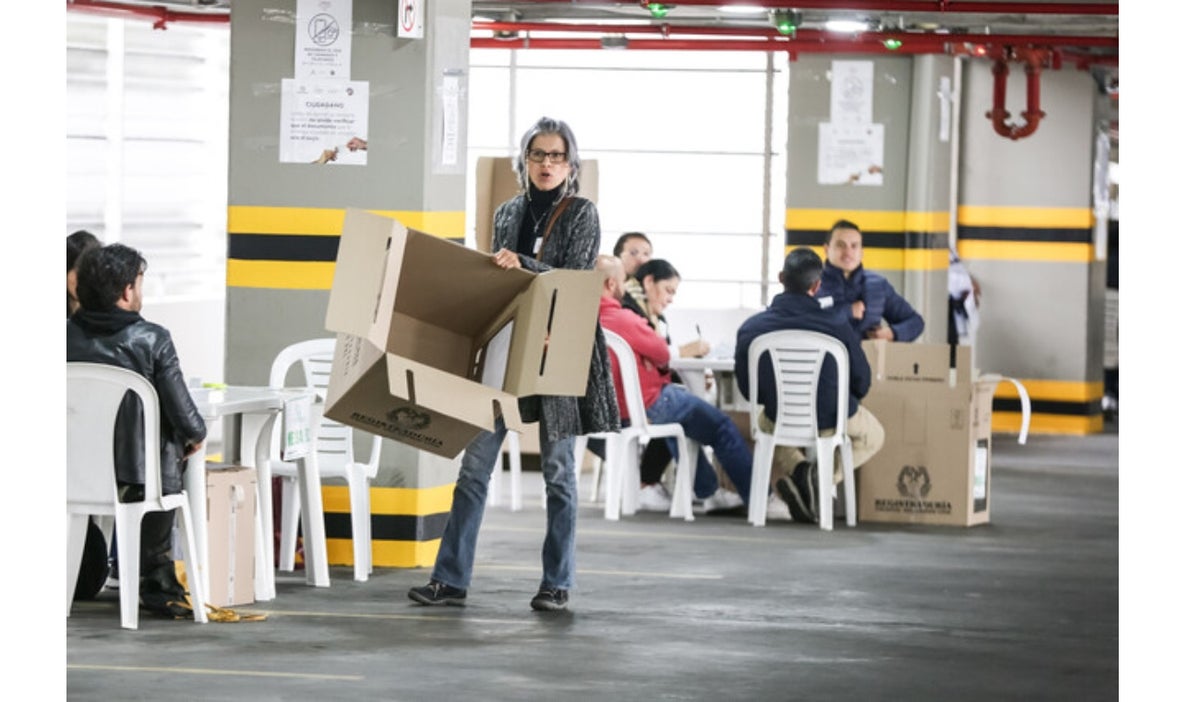 Jurado de votación realizando el conteo de los votos