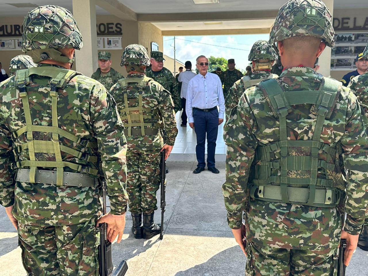 Ministro de Defensa en Santa Rosa del Sur con uniformados de las Fuerzas Militales