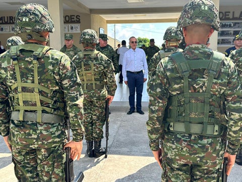 Ministro de Defensa en Santa Rosa del Sur con uniformados de las Fuerzas Militales