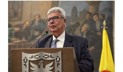 Fernando Molina, presidente de RCN Radio, condecorado por el Concejo de Bogotá.