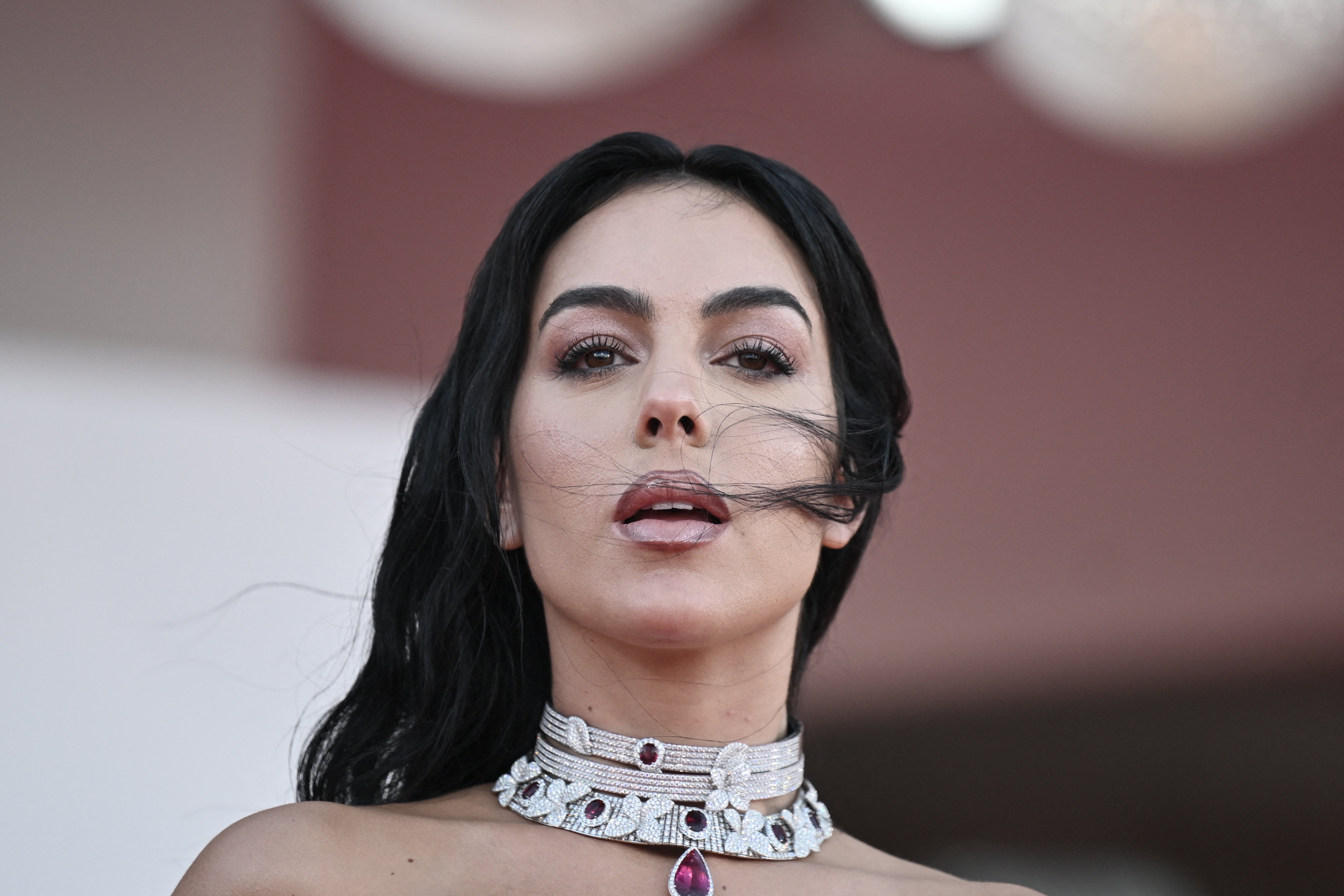 Georgina Rodríguez durante la alfombra roja de la película"Enea"