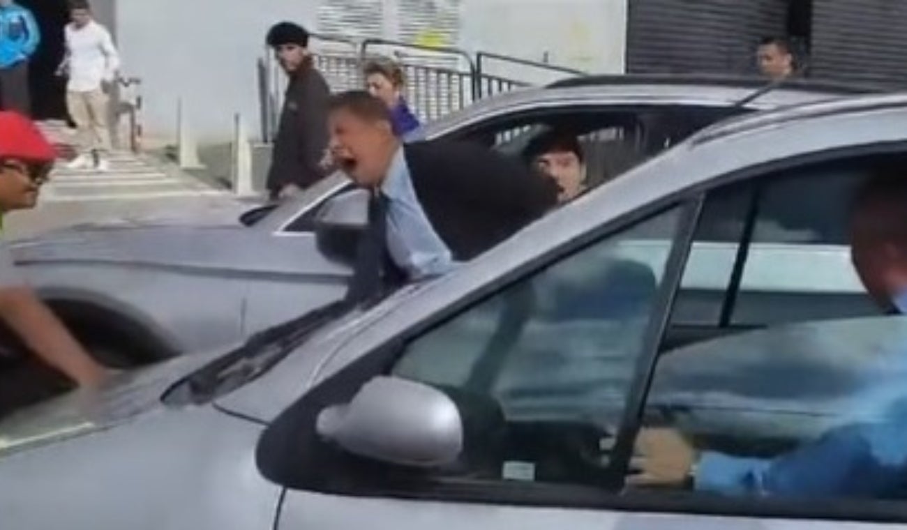 Hombre enfurece y estrella a hombre en el Movistar Arena