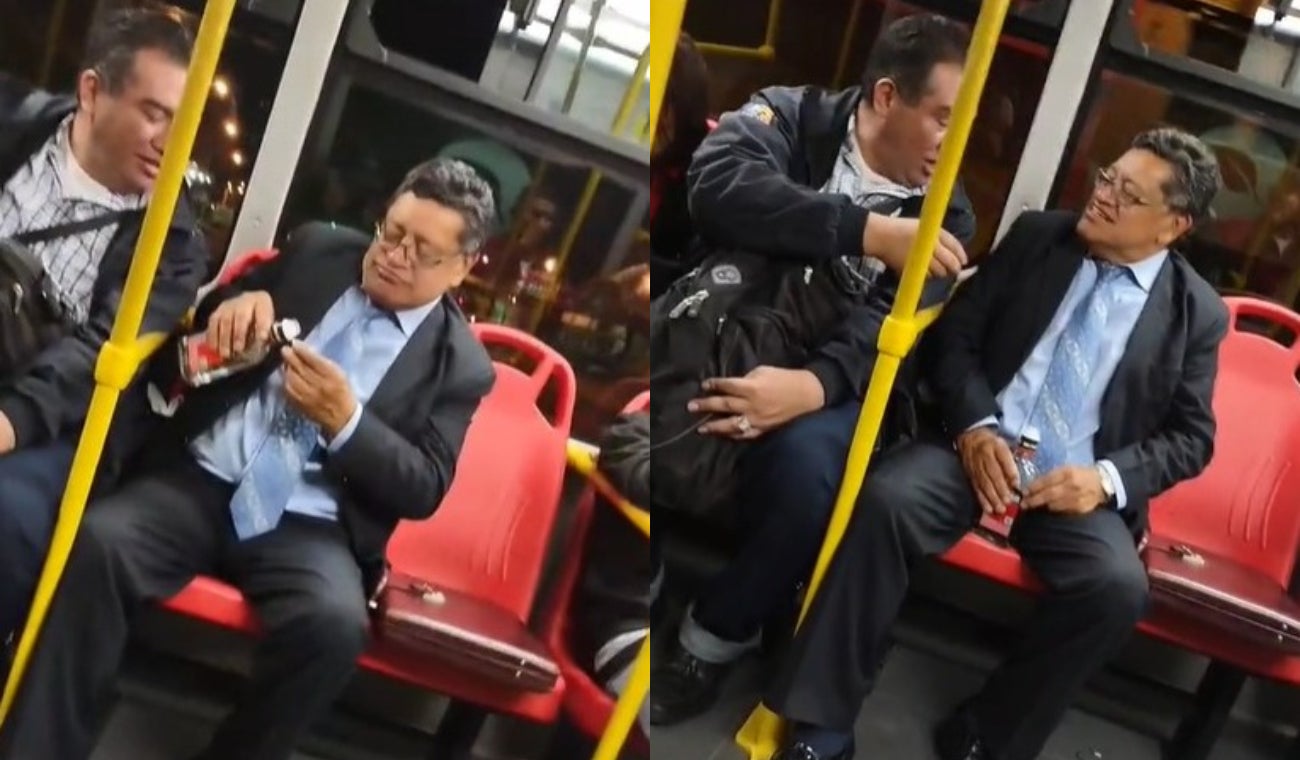 Hombres tomando licor en Transmilenio