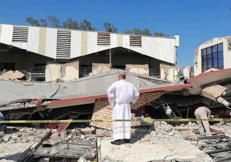 Techo de iglesia se derrumba y deja nueve muertos en México