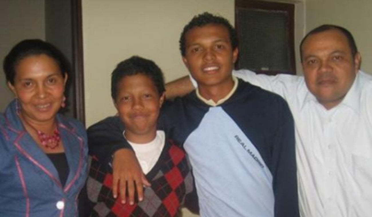 Jorge Luis Colmenares junto a sus padres y su hermano fallecido, Luis Andrés Colmenares.