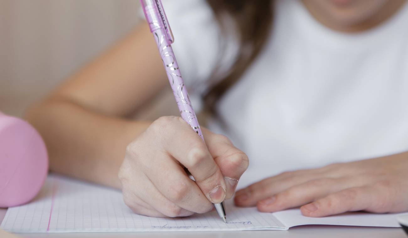 Mamá les hace las tareas a sus hijas para que no se estresen