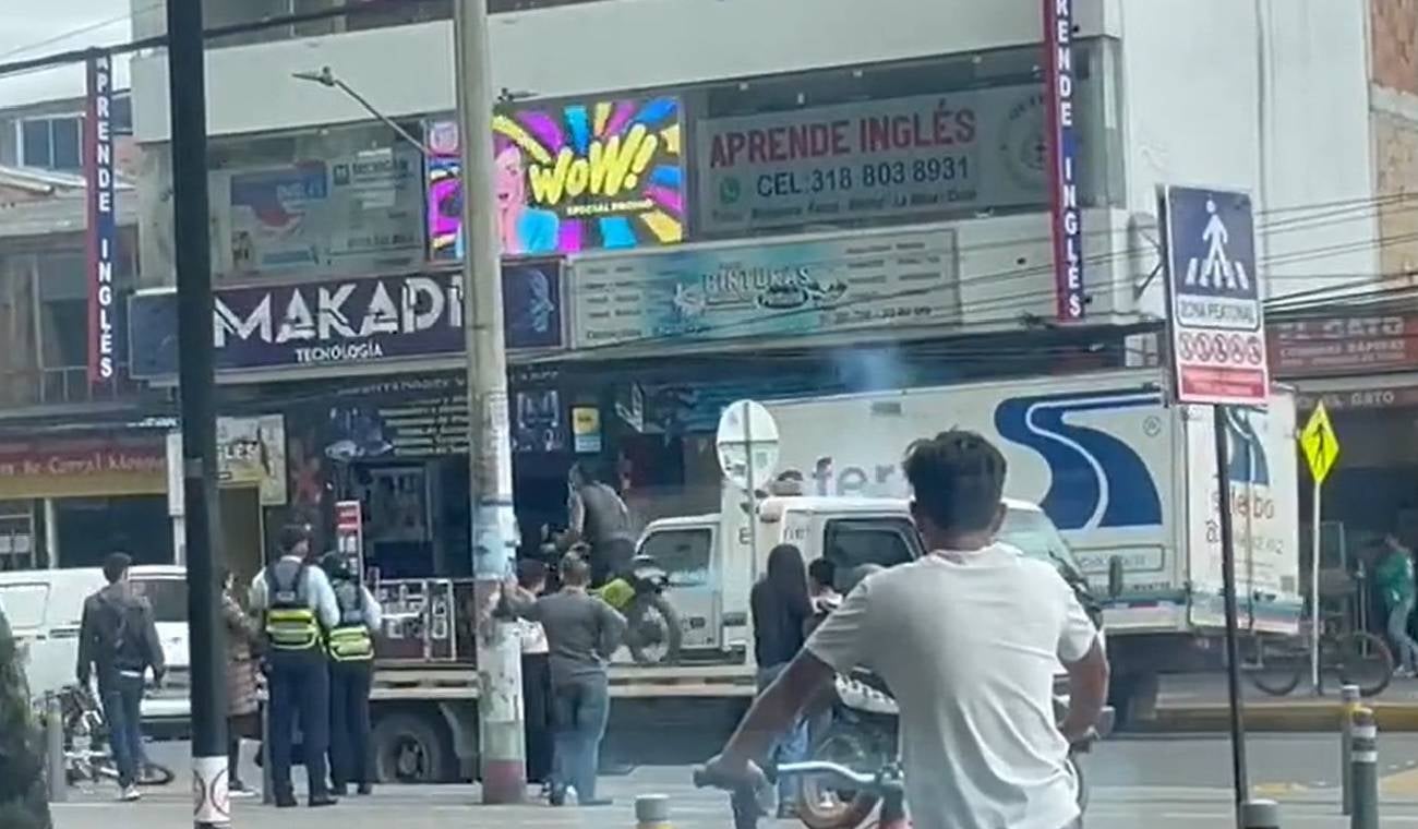 Motociclista baja su moto