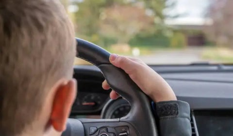 Niño conduciendo
