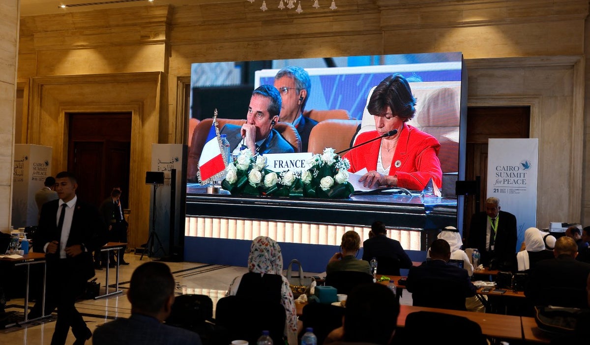 Periodistas presencian la Cumbre de Paz convocada por Egipto para discutir la situación en Gaza