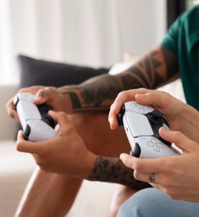 gente jugando en la PlayStation 5