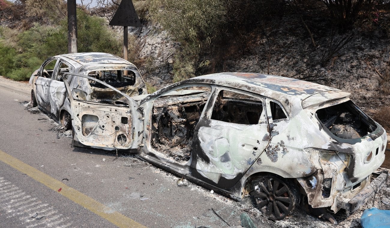 Un vehículo destruído en la ciudad de Sderot, la más afectada de Israel por los ataques de Hamás.